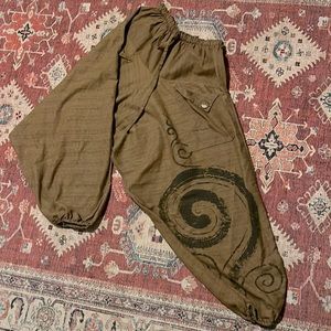 Authentic Harem yoga pants made in Thailand one size brown with pockets.